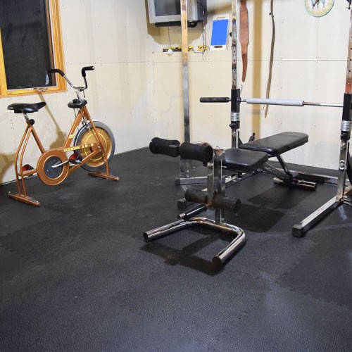 BLACK-RUBBER-TILES-IN-A-GYM