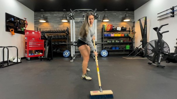 BLACK-RUBBER-TILE-IN-THE-GYM